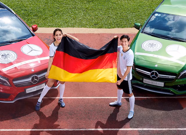 Mercedes-Benz A45 mới sở hữu cặp ống xả kép mạ chrome tích hợp trên cản sau được thiết kế lại mang đến nét thể thao, mạnh mẽ. Nó hiện đang là chiếc hatchback thể thao mạnh nhất Thế giới tương đương nhiều mẫu xe thể thao và siêu xe đắt tiền.