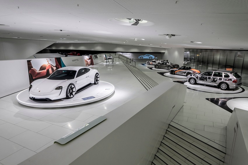 Buổi triển lãm cũng chú trọng đến nhân viên, các tay đua và bạn bè của Porsche, những người đã tạo nên nguồn nhân lực công ty như ngày hôm nay. Nếu thiếu đi niềm đam mê mãnh liệt của đội ngũ nhân viên Porsche cùng với nhiệt huyết từ cộng đồng trên khắp thế giới thì câu chuyện thành công của nhà sản xuất xe hơi này sẽ không thành hiện thực.