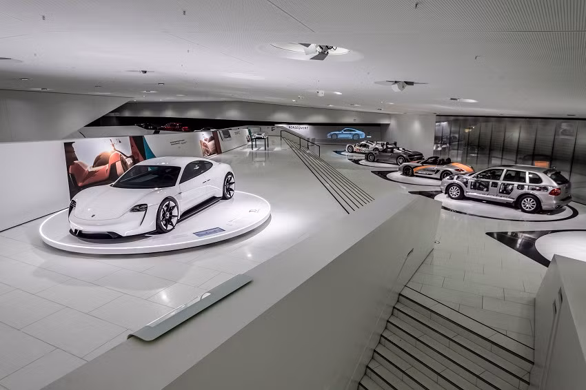 Buổi triển lãm cũng chú trọng đến nhân viên, các tay đua và bạn bè của Porsche, những người đã tạo nên nguồn nhân lực công ty như ngày hôm nay. Nếu thiếu đi niềm đam mê mãnh liệt của đội ngũ nhân viên Porsche cùng với nhiệt huyết từ cộng đồng trên khắp thế giới thì câu chuyện thành công của nhà sản xuất xe hơi này sẽ không thành hiện thực.