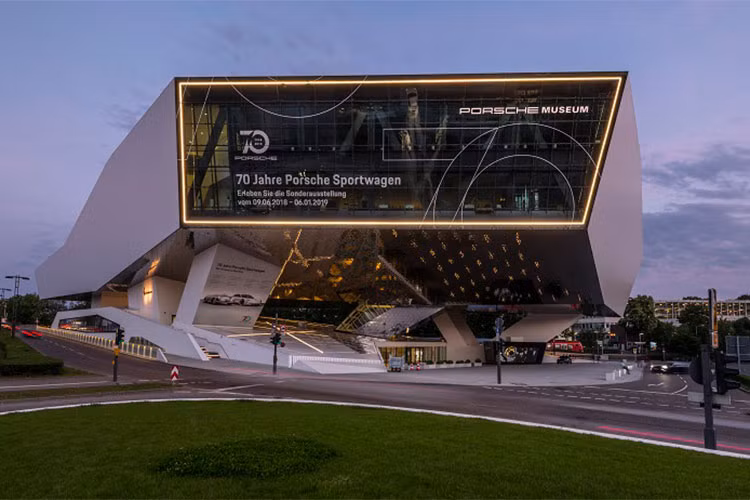 Một triển lãm đặc biệt khác cũng đã được tổ chức dành cho ngày hội gia đình diễn ra vào ngày 9-6 tại nhà máy Porsche ở Leipzig. Sự kiện triển lãm đặc biệt “70 năm xe thể thao Porsche” sẽ diễn ra đến hết ngày 6/1/2019.