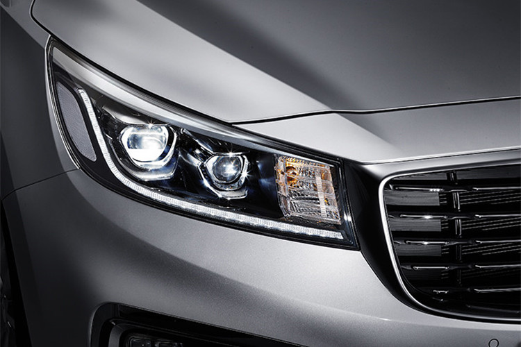 Về ngoại thất, phiên bản nâng cấp Kia Carnival 2019 sở hữu tấm lưới tản nhiệt cùng cụm đèn pha LED mới. Đèn sương mù LED bên dưới cũng được thiết kế khỏe khoắn hơn với hình ngũ giác thay vì dạng tròn như ở phiên bản trước. Các phiên bản thấp hơn được trang bị đèn pha Halogen tích hợp dải đèn LED chiếu sáng ban ngày và đèn sương mù.