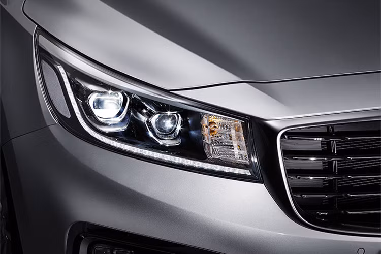 Về ngoại thất, phiên bản nâng cấp Kia Carnival 2019 sở hữu tấm lưới tản nhiệt cùng cụm đèn pha LED mới. Đèn sương mù LED bên dưới cũng được thiết kế khỏe khoắn hơn với hình ngũ giác thay vì dạng tròn như ở phiên bản trước. Các phiên bản thấp hơn được trang bị đèn pha Halogen tích hợp dải đèn LED chiếu sáng ban ngày và đèn sương mù.