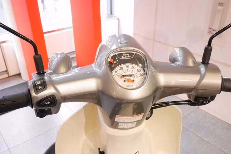 Trên phiên bản mới này, đồng hồ công tơ mét của xe vẫn không thay đổi quá nhiều, vẫn là dạng cơ với đồng hồ đo tốc độ, báo xăng... Các nút bấm điều khiển trên xe không thay đổi,vẫn mang thiết kế mới của Honda.