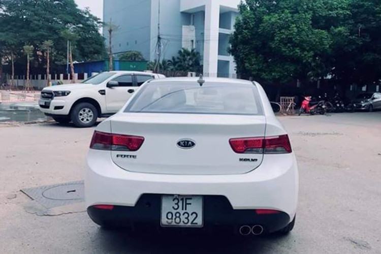 Phần đuôi xe của Forte Koup mang chút hơi hướng của mẫu xe sang Audi A4/A5. Xét về tổng thể, Koup có phong cách hiện đại và phóng khoáng hơn Civic coupe tại thời điểm đó. Có thể nói, Kia đã thành công trong việc tạo ra một phiên bản coupe có ngoại hình bóng bẩy và khá bắt mắt.