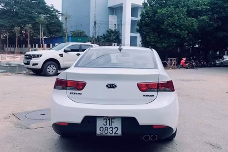 Phần đuôi xe của Forte Koup mang chút hơi hướng của mẫu xe sang Audi A4/A5. Xét về tổng thể, Koup có phong cách hiện đại và phóng khoáng hơn Civic coupe tại thời điểm đó. Có thể nói, Kia đã thành công trong việc tạo ra một phiên bản coupe có ngoại hình bóng bẩy và khá bắt mắt.