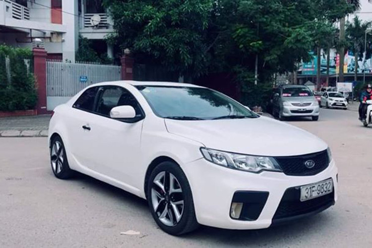 Tại thị trường xe ôtô cũ Việt Nam hiện nay, những chiếc Kia Kuop đang được khá nhiều người dùng rao bán sau một thời gian dài sử dụng. Mức giá của Kia Kuop tuỳ theo từng phiên bản chênh lệch không qúa cao và được xem là phù hợp với nhiều người dùng. Chiếc xe trong bài viết này thuộc đời 2010 và được chủ nhân chào giá 410 triệu đồng.