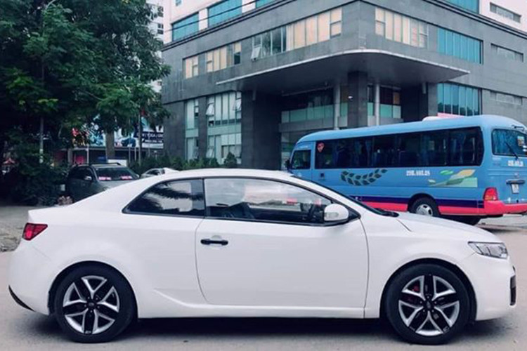 Chiếc xe trong bài viết này là Kia Kuop đời 2010, sau một tời gian dài sử dụng chủ xe tại Hà Nội đã rao bán trên các diễn đàn về ôtô. Mặc dù đã trải qua gần 8 năm sử dụng, xe vẫn còn khá đẹp và phù hợp cho người yêu thích dòng sedan Kia nhưng với "túi tiền ít", không đủ mua xe mới.