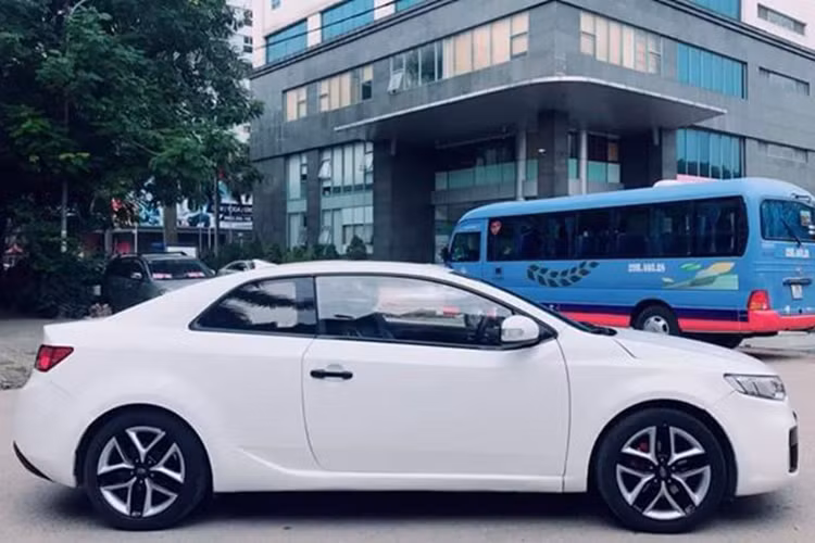 Chiếc xe trong bài viết này là Kia Kuop đời 2010, sau một tời gian dài sử dụng chủ xe tại Hà Nội đã rao bán trên các diễn đàn về ôtô. Mặc dù đã trải qua gần 8 năm sử dụng, xe vẫn còn khá đẹp và phù hợp cho người yêu thích dòng sedan Kia nhưng với "túi tiền ít", không đủ mua xe mới.