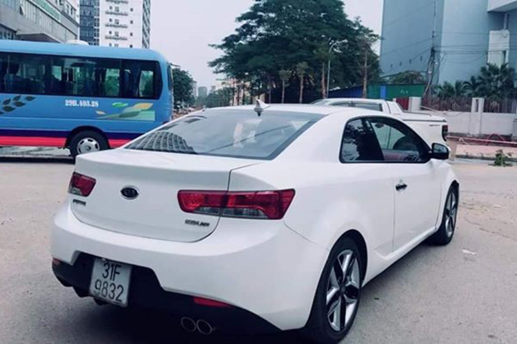 Về thiết kế, chiếc xe Forte Koup 2 cửa mang dáng dấp thể thao từ những đường nét mềm mại và tỷ lệ cân đối, lưới tản nhiệt đậm chất Kia. Trong khi đó, đường phân chia giữa nửa trên và nửa dưới xe tạo cho xe ấn tượng “dữ dằn” và bộ khuếch tán gió sau giúp Koup trông thể thao hơn hẳn. 