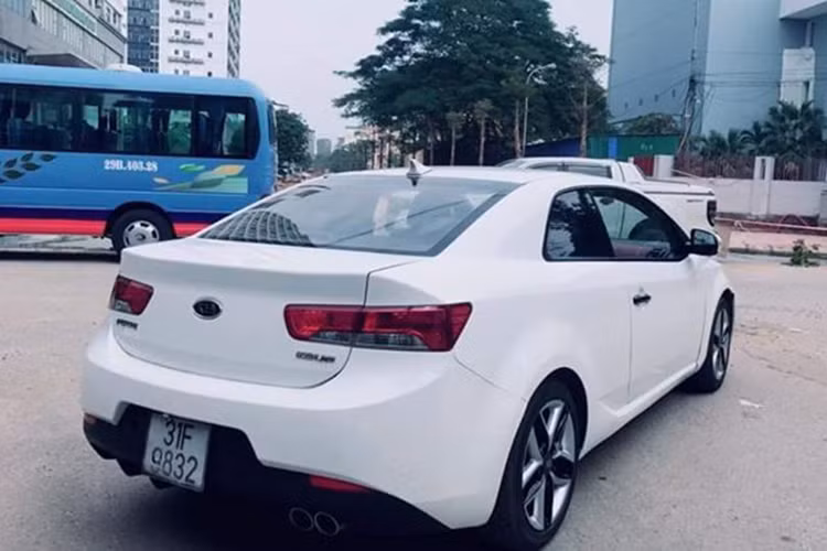 Về thiết kế, chiếc xe Forte Koup 2 cửa mang dáng dấp thể thao từ những đường nét mềm mại và tỷ lệ cân đối, lưới tản nhiệt đậm chất Kia. Trong khi đó, đường phân chia giữa nửa trên và nửa dưới xe tạo cho xe ấn tượng “dữ dằn” và bộ khuếch tán gió sau giúp Koup trông thể thao hơn hẳn. 