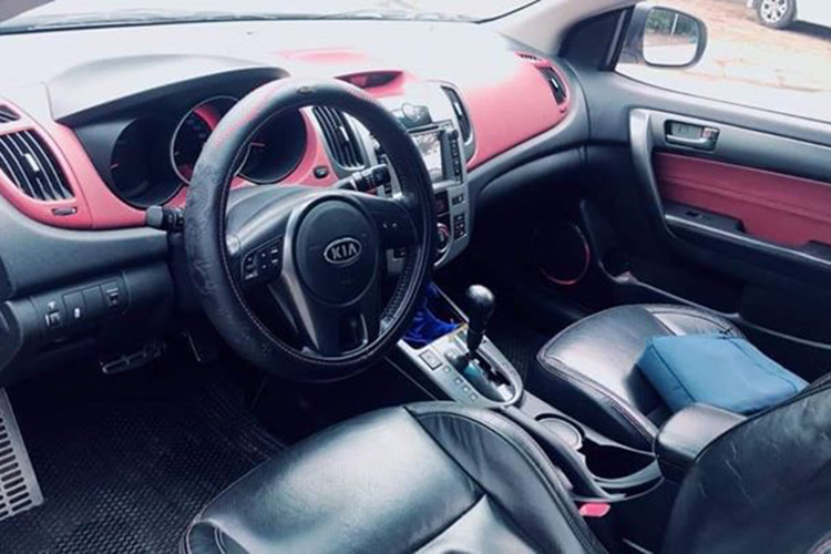 Koup được thiết kế để nhắm đến đối tượng khách hàng trẻ, vì thế hãng xe ôtô Kia đã trang bị cho Koup những thiết bị tân tiến vào thời điểm đó như; radio vệ tinh Sirius, nút bấm trên vô-lăng, cổng cắm phụ, cổng USB và kết nối Bluetooth. Trên bản cao cấp nhất trang bị màn hình Navigation cảm ứng, điều hòa tự động một vùng, đầu CD nối với 6 loa...
