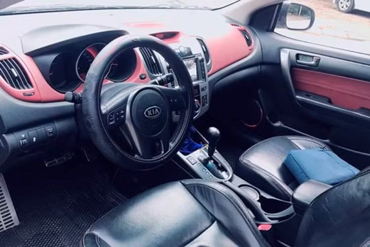Koup được thiết kế để nhắm đến đối tượng khách hàng trẻ, vì thế hãng xe ôtô Kia đã trang bị cho Koup những thiết bị tân tiến vào thời điểm đó như; radio vệ tinh Sirius, nút bấm trên vô-lăng, cổng cắm phụ, cổng USB và kết nối Bluetooth. Trên bản cao cấp nhất trang bị màn hình Navigation cảm ứng, điều hòa tự động một vùng, đầu CD nối với 6 loa...