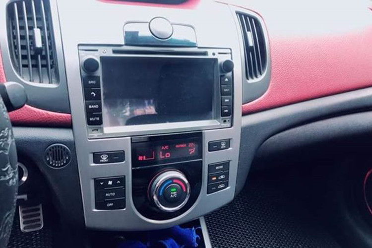 Ngoài ra, xe còn được trang bị nội thất với ghế ngồi và các chi tiết bọc da nhưng chỉnh cơ, cùng sưởi cho hàng ghế trước. Mặc dù là mẫu xe cũ nhưng Koup vẫn sở hữu khởi động bằng nút bấm, cửa sổ trời và Gương chỉnh gập điện. Xe còn có bộ chỉnh độ sáng vành đèn của hai loa... 