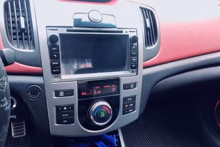 Ngoài ra, xe còn được trang bị nội thất với ghế ngồi và các chi tiết bọc da nhưng chỉnh cơ, cùng sưởi cho hàng ghế trước. Mặc dù là mẫu xe cũ nhưng Koup vẫn sở hữu khởi động bằng nút bấm, cửa sổ trời và Gương chỉnh gập điện. Xe còn có bộ chỉnh độ sáng vành đèn của hai loa... 