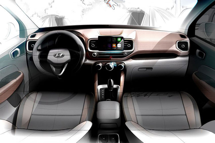 Đằng sau, Hyundai Venue 2020 gây ấn tượng với cụm đèn hậu vuông vắn. Nằm giữa cụm đèn hậu này là dòng chữ "Venue" mạ crôm khá lớn như dấu hiệu nhận biết cho mẫu crossover cỡ B mới của Hyundai. Ngoài ra, Hyundai Venue 2020 còn có đèn sương mù và đèn báo lùi được tách rời với nhau trên cản sau theo phong cách xe châu Âu.