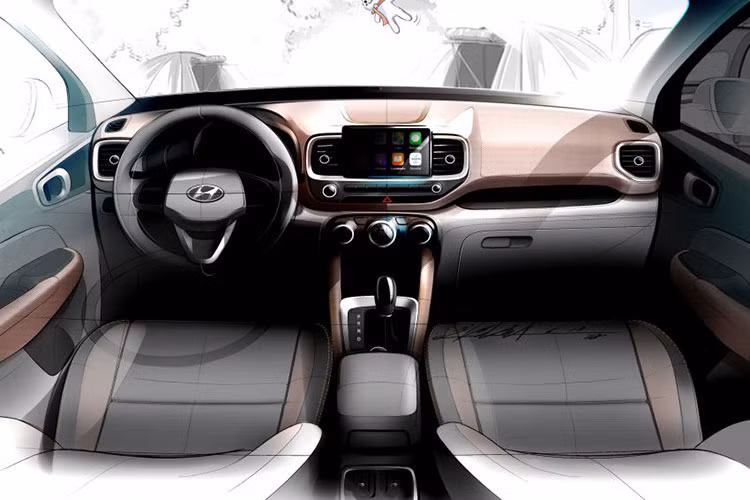 Đằng sau, Hyundai Venue 2020 gây ấn tượng với cụm đèn hậu vuông vắn. Nằm giữa cụm đèn hậu này là dòng chữ "Venue" mạ crôm khá lớn như dấu hiệu nhận biết cho mẫu crossover cỡ B mới của Hyundai. Ngoài ra, Hyundai Venue 2020 còn có đèn sương mù và đèn báo lùi được tách rời với nhau trên cản sau theo phong cách xe châu Âu.