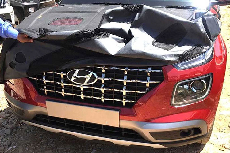 Riêng động cơ tăng áp 1.0 lít lại kết hợp cùng hộp số tự động ly hợp kép 7 cấp. Dự kiến, Hyundai Venue 2020 sẽ chính thức ra mắt tại cả triển lãm Ô tô New York 2019 và Ấn Độ vào ngày 17/4 tới. Hiện giá xe Hyundai Venue 2020 vẫn chưa được công bố. Chỉ biết rằng, mẫu crossover cỡ B này sẽ rẻ hơn đàn anh Hyundai Kona.