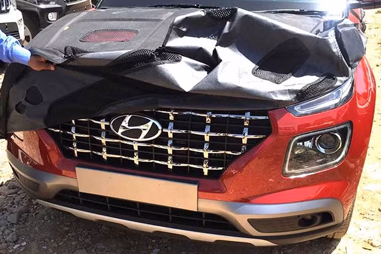 Riêng động cơ tăng áp 1.0 lít lại kết hợp cùng hộp số tự động ly hợp kép 7 cấp. Dự kiến, Hyundai Venue 2020 sẽ chính thức ra mắt tại cả triển lãm Ô tô New York 2019 và Ấn Độ vào ngày 17/4 tới. Hiện giá xe Hyundai Venue 2020 vẫn chưa được công bố. Chỉ biết rằng, mẫu crossover cỡ B này sẽ rẻ hơn đàn anh Hyundai Kona.