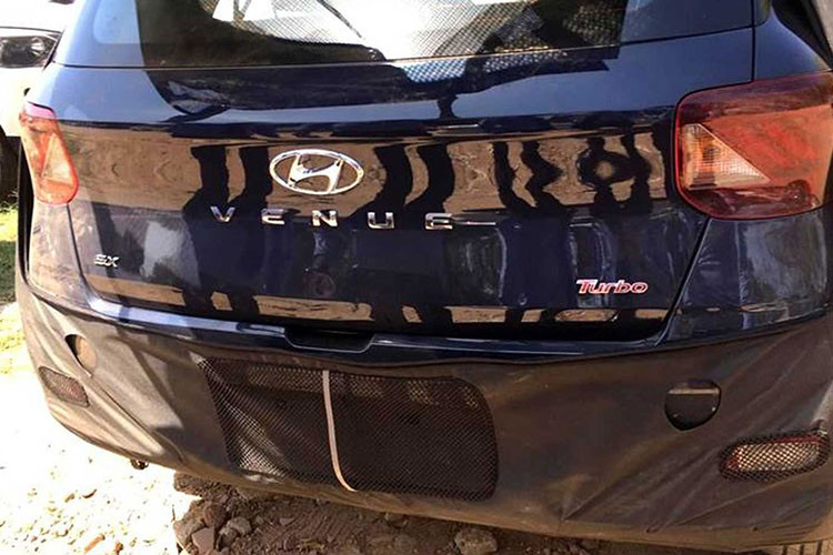 Thứ hai là động cơ diesel 4 xi-lanh, tăng áp, dung tích 1,4 lít với công suất tối đa 90 mã lực. Cuối cùng là động cơ xăng tăng áp, dung tích 1.0 lít, tạo ra công suất tối đa 100 mã lực. Trong đó, động cơ xăng 1,4 lít là dùng chung với Hyundai Verna tại Ấn Độ và đồng hành cùng hộp số sàn 6 cấp.