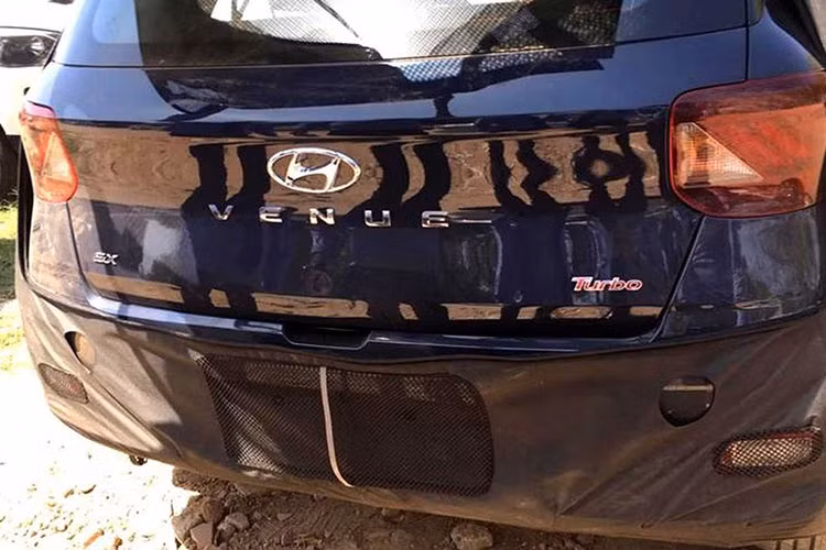 Thứ hai là động cơ diesel 4 xi-lanh, tăng áp, dung tích 1,4 lít với công suất tối đa 90 mã lực. Cuối cùng là động cơ xăng tăng áp, dung tích 1.0 lít, tạo ra công suất tối đa 100 mã lực. Trong đó, động cơ xăng 1,4 lít là dùng chung với Hyundai Verna tại Ấn Độ và đồng hành cùng hộp số sàn 6 cấp.