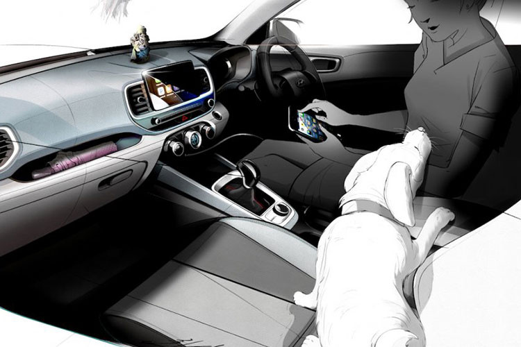 Bên trong Hyundai Venue 2020, người lái được chào đón bằng mặt táp-lô có thiết kế hợp lý, cửa gió điều hòa vuông vắn tạo sự tương đồng với ngoại thất và khá ít nút bấm. Thêm vào đó là màn hình thông tin giải trí cảm ứng nằm cao và giữa cửa gió điều hòa trung tâm. Chiếc xe trong ảnh được trang bị vô lăng bên phải, chứng tỏ là dành cho thị trường Ấn Độ.