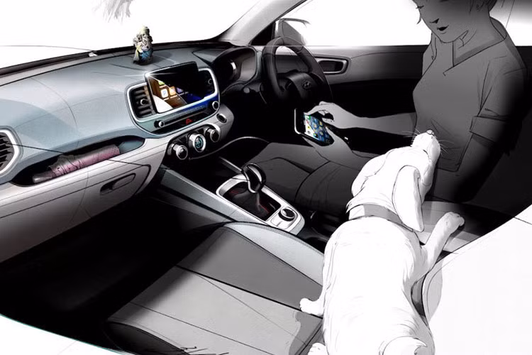 Bên trong Hyundai Venue 2020, người lái được chào đón bằng mặt táp-lô có thiết kế hợp lý, cửa gió điều hòa vuông vắn tạo sự tương đồng với ngoại thất và khá ít nút bấm. Thêm vào đó là màn hình thông tin giải trí cảm ứng nằm cao và giữa cửa gió điều hòa trung tâm. Chiếc xe trong ảnh được trang bị vô lăng bên phải, chứng tỏ là dành cho thị trường Ấn Độ.