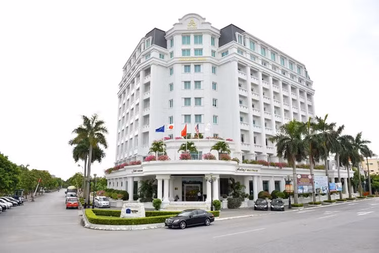 E 250 AMG là phiên bản đậm chất thể thao của E-Class - chiếc xe sang cỡ trung được ưa chuộng nhất Việt Nam năm 2015. Với body kit AMG (cản trước, cản sau và ốp sườn) cùng bộ mâm 18-inch 5 chấu kép.