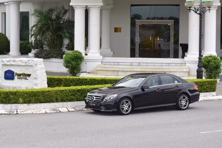 Là một chiếc xe đưa đón chuẩn mực nhưng lại mang đậm thiên hướng thể thao. Bên trong khoang nội thất của xe, chất thể thao của E250 AMG thể hiện qua bộ bàn đạp ốp thép không gỉ, thảm sàn in logo AMG và tay lái thể thao 3 chấu bọc da Nappa.