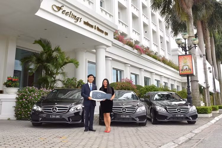 Mẫu E-Class của Mercedes-Benz vẫn chứng tỏ được sức hút khi được khách sạn Pearl River Hải Phòng tin tưởng lựa chọn cho dịch vụ đưa đón cao cấp. Trong đó, 3 chiếc Mercedes E 250 AMG và 1 chiếc E 200 đã được bàn giao đến khách sạn 5 sao duy nhất thành phố Hải Phòng.