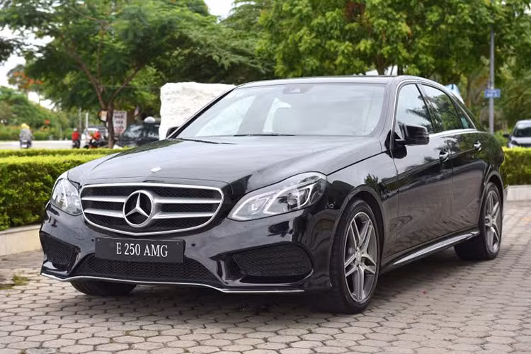 E250 AMG được bổ sung thêm camera lùi giúp người lái dễ dàng kiểm soát xe, nhất là trong các không gian chật hẹp hay khu vực khuất tầm nhìn. Ngoài ra, hệ thống giảm chấn thương cổ NECK-PRO cùng 9 túi khí an toàn sẽ mang đến sự an tâm cao nhất cho hành khách.