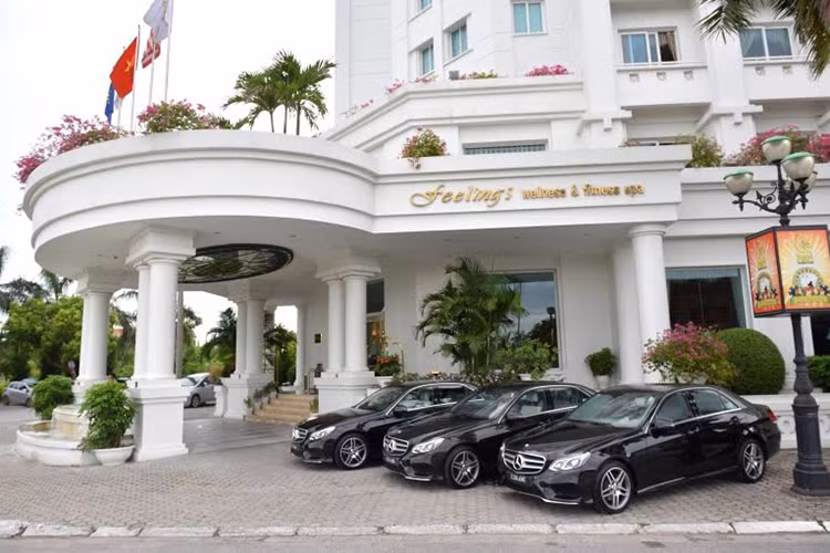 E250 AMG được trang bị động cơ 4 xi-lanh thẳng hàng tăng áp 2 lít, có công suất tối đa 211 mã lực và mô-men xoắn cực đại 350 Nm. Cùng với hệ dẫn động cầu sau và hộp số 7 cấp 7G-Tronic, xe có khả năng tăng tốc từ 0-100 km/h chỉ trong 7,4 giây và tốc độ tối đa 243 km/h.