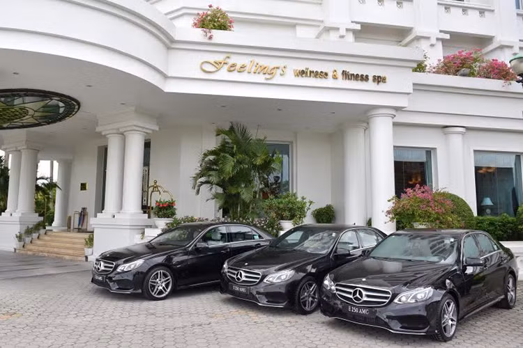 Được thành lập vào năm 2008, khách sạn 5 sao Pearl River Hải Phòng là một trong những khách sạn quốc tế đầu tiên tại đây. Để khẳng định chất lượng dịch vụ và hình ảnh 5 sao của mình, Pearl River Hải Phòng đã mạnh dạn đầu tư dàn xe đưa đón mang thương hiệu Mercedes-Benz.