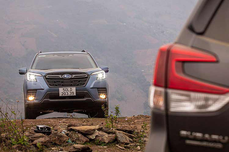  Subaru Forester: Giá lăn bánh 1,069-1,365 tỷ đồng Forester đang được nhập khẩu nguyên chiếc từ Thái Lan với 4 phiên bản, giá bán từ 969 triệu đồng – 1,199 tỷ đồng. Chi phí lăn bánh Subaru Forester khoảng 1,069-1,365 tỷ đồng. Dù đã trải qua một số đợt nâng cấp nhưng thiết kế ngoại thất của Subaru Forester 2023 vẫn giữ nguyên những đường nét quen thuộc của thế hệ trước. 