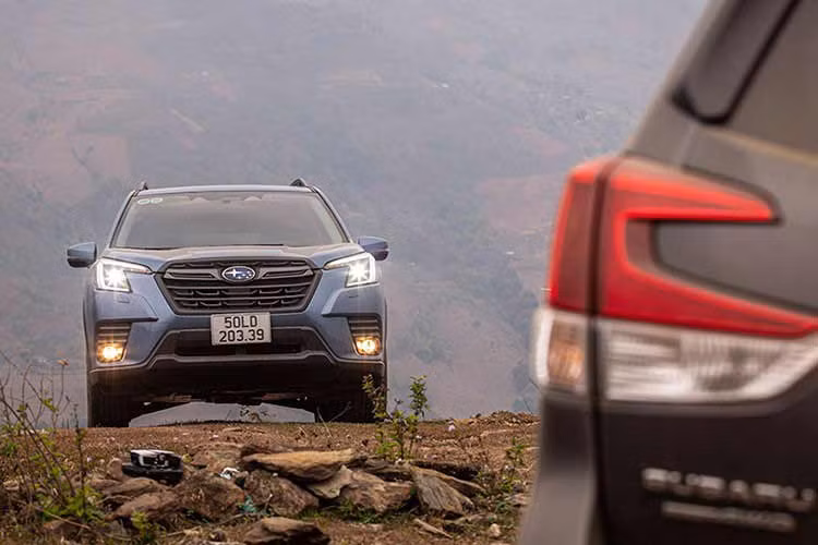  Subaru Forester: Giá lăn bánh 1,069-1,365 tỷ đồng Forester đang được nhập khẩu nguyên chiếc từ Thái Lan với 4 phiên bản, giá bán từ 969 triệu đồng – 1,199 tỷ đồng. Chi phí lăn bánh Subaru Forester khoảng 1,069-1,365 tỷ đồng. Dù đã trải qua một số đợt nâng cấp nhưng thiết kế ngoại thất của Subaru Forester 2023 vẫn giữ nguyên những đường nét quen thuộc của thế hệ trước. 