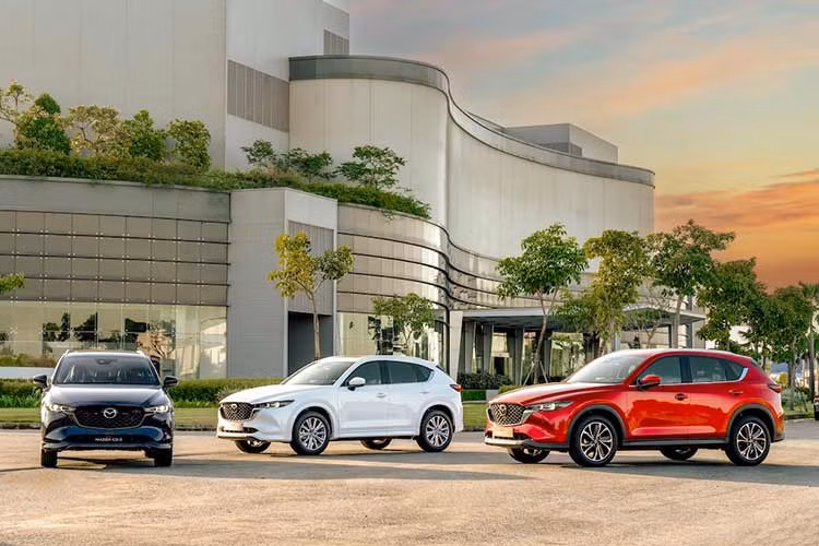  Mazda CX-5: Giá lăn bánh 789 triệu đồng-1,081 tỷ đồng Mazda CX-5 2023 ra mắt Việt Nam với mức giá "hủy diệt". Bảng giá hiện nay có tới 7 phiên bản, giá dao động từ 749-999 triệu đồng. Cộng thêm việc được Thaco lắp ráp tại nhà máy Chu Lai và thuộc nhóm SUV cỡ C giảm 50% lệ phí trước bạ theo chính sách ưu đãi của Chính phủ, Mazda CX-5 trở thành lựa chọn hấp dẫn nhất tại thời điểm này khi giá lăn bánh tạm tính chỉ 789 triệu đồng-1,081 tỷ đồng. 