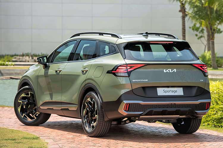 Mẫu CUV 5 chỗ của KIA được đánh giá cao bởi thiết kế hiện đại, nội thất tiện nghi và rộng rãi, khả năng off-road tốt. Xe sử dụng động cơ dung tích 2.0L và 1.6L, cho 3 mức công suất khác nhau nhằm đáp ứng tối đa nhu cầu người sử dụng. 