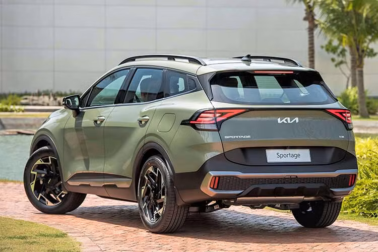 Mẫu CUV 5 chỗ của KIA được đánh giá cao bởi thiết kế hiện đại, nội thất tiện nghi và rộng rãi, khả năng off-road tốt. Xe sử dụng động cơ dung tích 2.0L và 1.6L, cho 3 mức công suất khác nhau nhằm đáp ứng tối đa nhu cầu người sử dụng. 