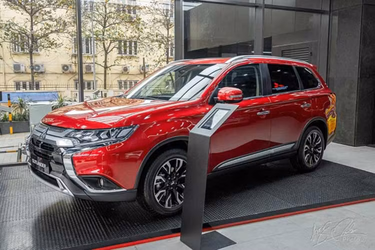  Mitsubishi Outlander: Giá lăn bánh 882 triệu đồng - 1,044 tỷ đồng Mitsubishi Outlander 2023 cũng là mẫu xe nổi bật của thương hiệu Mitsubishi. Ở lần nâng cấp mới nhất (tháng 2/2022), Outlander bổ sung hàng loạt trang bị mới bên cạnh nội thất rộng rãi, khả năng cách âm tốt và ngoại thất khá bắt mắt.