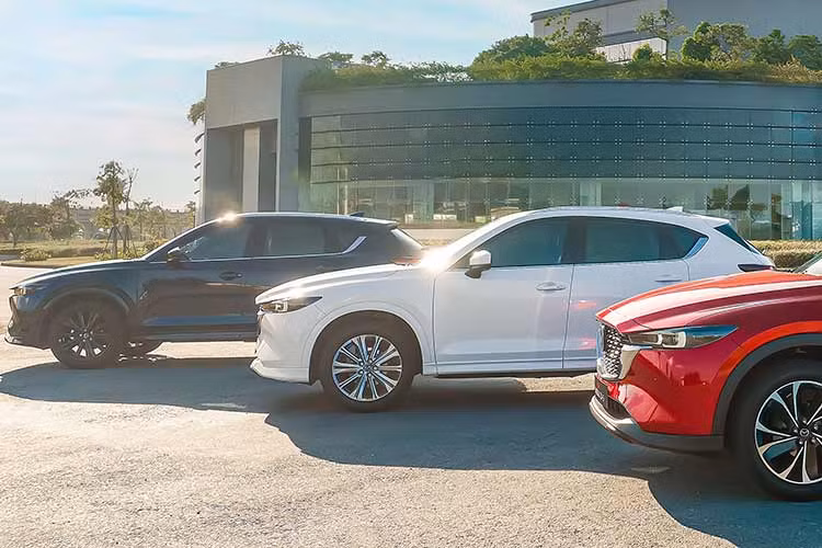 Mazda CX-5 2023 với nét đặc trưng của ngôn ngữ thiết kế – Artful Design. Ngoài ra, xe còn bổ sung 2 gói tùy chọn trang bị cao cấp cùng hệ thống an toàn chủ động i-Activsense với nhiều tính năng thông minh. Bên dưới nắp ca-pô là khối động cơ xăng SkyActiv-G đầy cơ bắp và khỏe khoắn với 2 tùy chọn 2.0L và 2.5L cải tiến (giảm 15% mức tiêu hao nhiên liệu và tăng 15% mô-men xoắn ở dải tốc độ thấp).