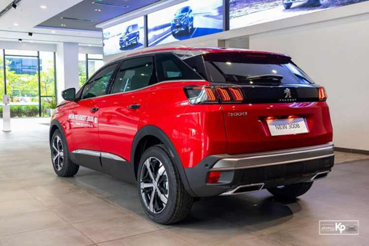 Peugeot 3008 sở hữu diện mạo đậm phong cách châu Âu. Ngôn ngữ thiết kế nội thất i-Cockpit trứ danh mang đến trải nghiệm thực dụng thú vị cho người lái. Nhiều chi tiết trên xe được làm từ vật liệu cao cấp, đậm chất thể thao như ốp nội thất Brumeo Compier hay vân các-bon, vô-lăng vát đáy cũng tăng thêm gia vị hấp dẫn cho khách trải nghiệm. 