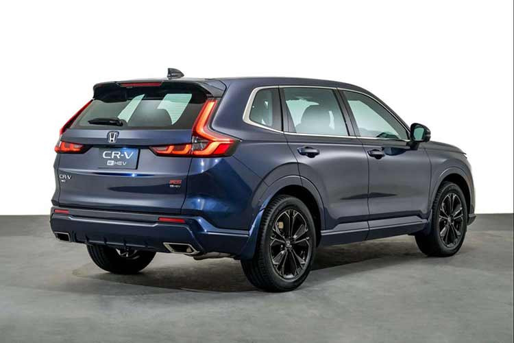 Giá lăn bánh Honda CR-V 2024 tạm tính khoảng 1,168-1,356 tỷ đồng, nằm ở nhóm cao nhất phân khúc. Ở thế hệ mới, Honda CR-V gây ấn tượng với thiết kế mới, trang bị mới và động cơ Hybrid tiết kiệm nhiên liệu nhưng vẫn chưa thể xóa bỏ nhược điểm về không gian hàng ghế sau chật chội, giá bán có phần “khó nuốt” với nhiều khách hàng.