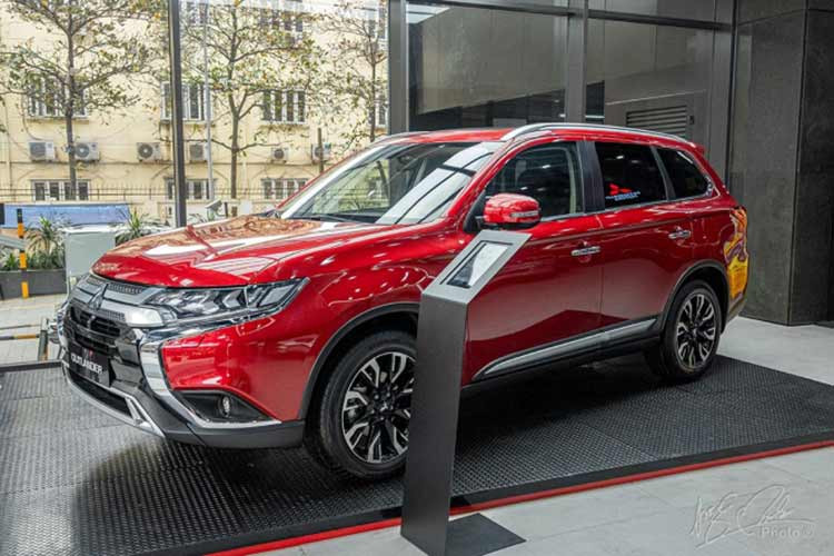  Mitsubishi Outlander: Giá lăn bánh 882 triệu đồng - 1,044 tỷ đồng Mitsubishi Outlander 2023 cũng là mẫu xe nổi bật của thương hiệu Mitsubishi. Ở lần nâng cấp mới nhất (tháng 2/2022), Outlander bổ sung hàng loạt trang bị mới bên cạnh nội thất rộng rãi, khả năng cách âm tốt và ngoại thất khá bắt mắt.