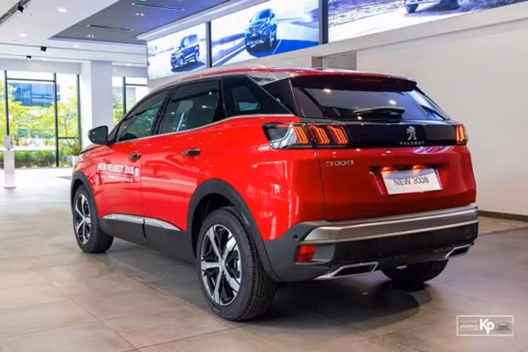 Peugeot 3008 sở hữu diện mạo đậm phong cách châu Âu. Ngôn ngữ thiết kế nội thất i-Cockpit trứ danh mang đến trải nghiệm thực dụng thú vị cho người lái. Nhiều chi tiết trên xe được làm từ vật liệu cao cấp, đậm chất thể thao như ốp nội thất Brumeo Compier hay vân các-bon, vô-lăng vát đáy cũng tăng thêm gia vị hấp dẫn cho khách trải nghiệm. 