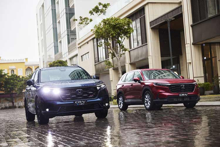  Honda CR-V: Giá lăn bánh 1.168-1,356 tỷ đồng Honda CR-V là một trong những mẫu xe gầm cao cỡ trung phổ thông được yêu thích tại Việt Nam. Ngày 25/10/2023, Honda CR-V thế hệ mới ra mắt, thay đổi quan điểm "xe SUV cỡ C ngày càng rẻ" sau màn "định nghĩa" của Mazda CX-5. Khách mua Honda CR-V 2024 thế hệ mới phải chi khoản tiền từ 1,109-1,31 tỷ đồng.