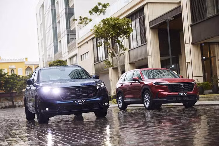  Honda CR-V: Giá lăn bánh 1.168-1,356 tỷ đồng Honda CR-V là một trong những mẫu xe gầm cao cỡ trung phổ thông được yêu thích tại Việt Nam. Ngày 25/10/2023, Honda CR-V thế hệ mới ra mắt, thay đổi quan điểm "xe SUV cỡ C ngày càng rẻ" sau màn "định nghĩa" của Mazda CX-5. Khách mua Honda CR-V 2024 thế hệ mới phải chi khoản tiền từ 1,109-1,31 tỷ đồng.