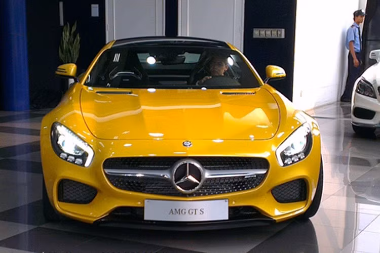 Tại Việt Nam, mức giá dành cho Mercedes-AMG GT S được các đại lý chính hãng của Mercedes-Benz công bố vào khoảng 8,250 tỷ đồng.