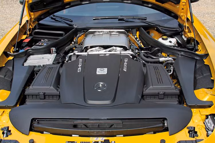 Nhờ vào sức mạnh được nâng cấp này, mẫu Posaidon Mercedes-AMG GT RS có khả năng tăng tốc đến 100 km/h chỉ trong 3,2 giây và đạt tốc độ lớn nhất ở 349 km/h.