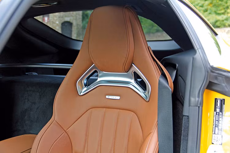 Ghế da cũng được bọc lại theo phong cách xe đua thể thao mạnh mẽ.