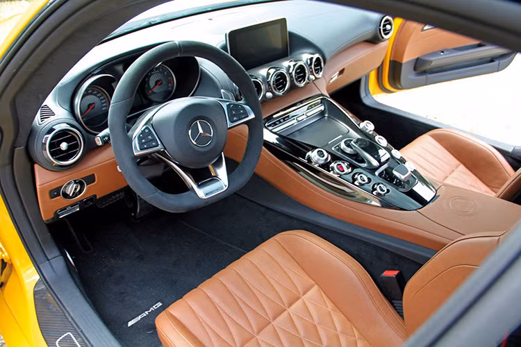 Nội thất của xe được làm mới với da trang trí cao cấp màu nâu trên ghế, ốp viền và cửa... thay cho nguyên bản.