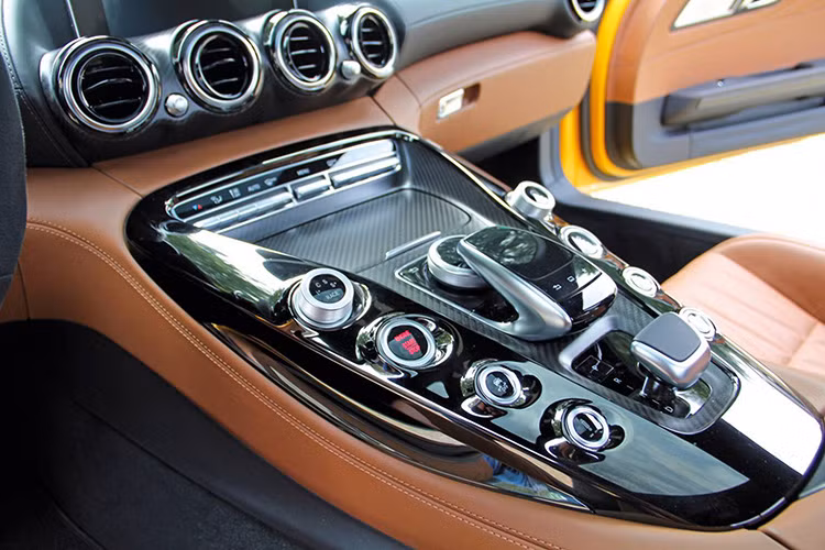 Các trang bị công nghệ và an toàn đáng chú ý trên AMG GT S bao gồm: Hệ thống treo thể thao thích ứng AMG RIDE CONTROL, có thể điều chỉnh 3 chế độ - ‘Comfort’, ‘Sport’ &amp; ‘Sport Plus’; lẫy chuyển số bán tự động...